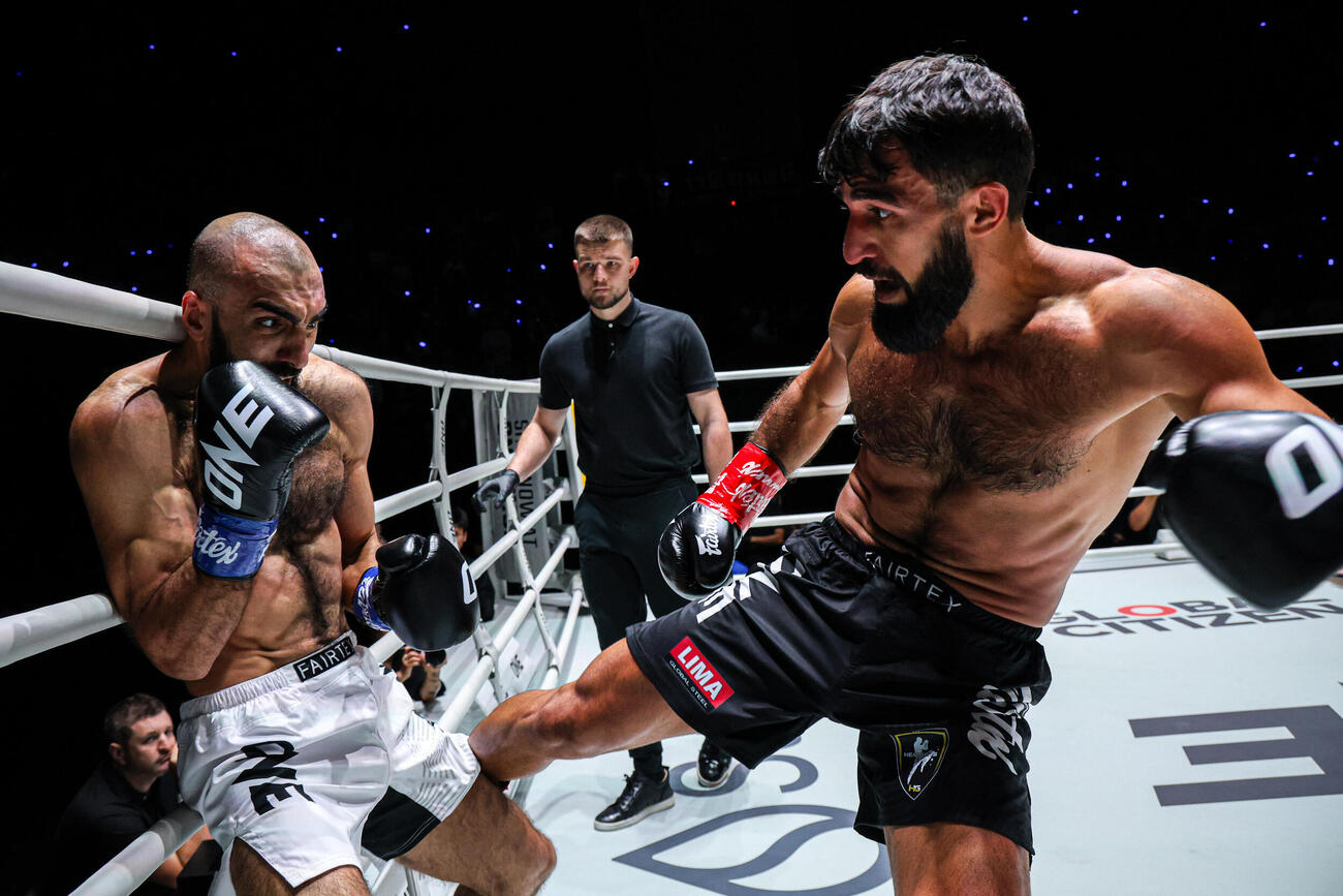 ウスビャンにローキックを浴びせるグレゴリアン（C）ONE Championship
