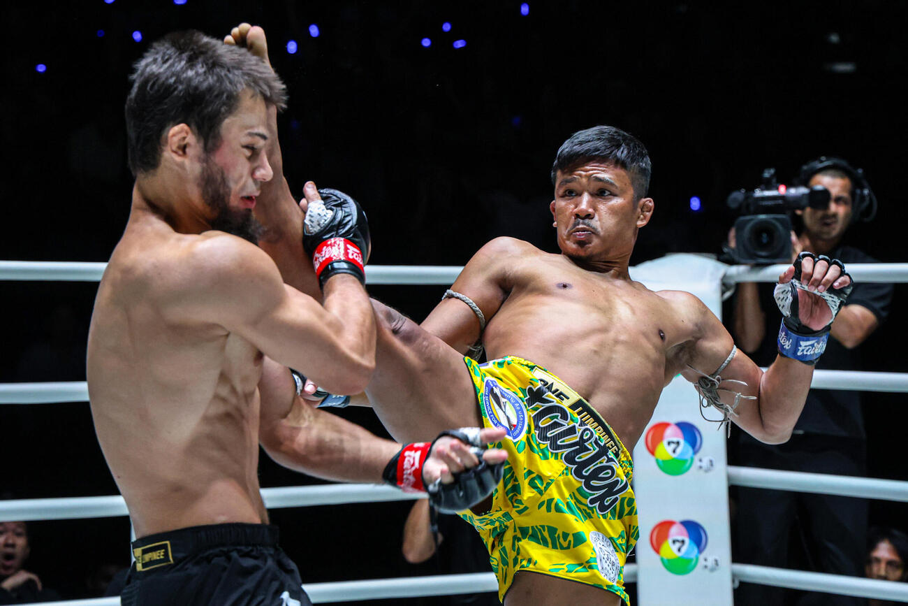 1回は試合を優勢に進める場面もあったスーパーレック（右）だったが（C）ONE Championship