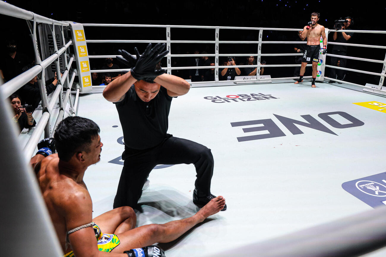 右ひざ負傷を訴えてTKO負けしたスーパーレック（手前）（C）ONE Championship