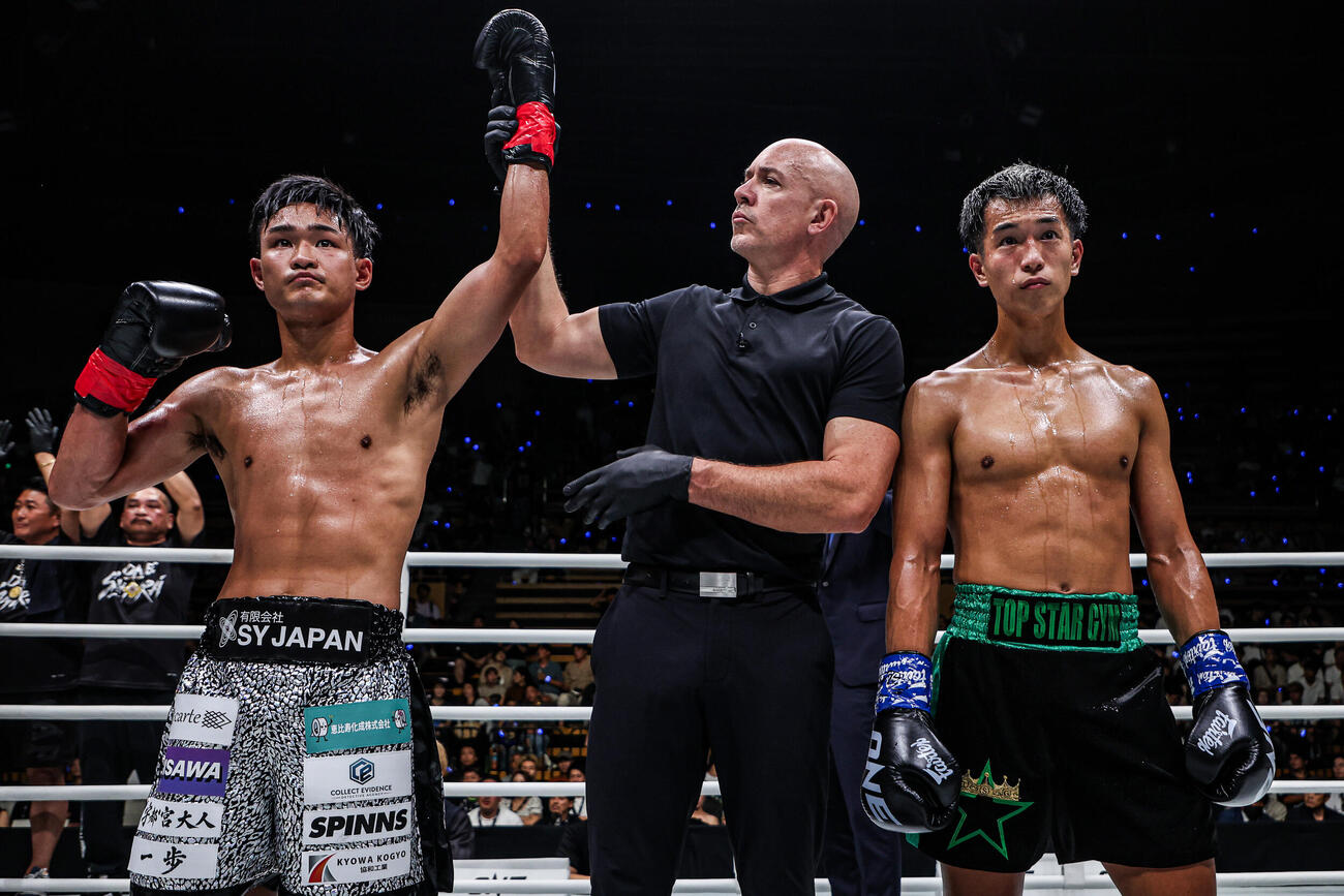 笠原弘希（左）が塩川琉斗に判定勝ちした（C）ONE Championship