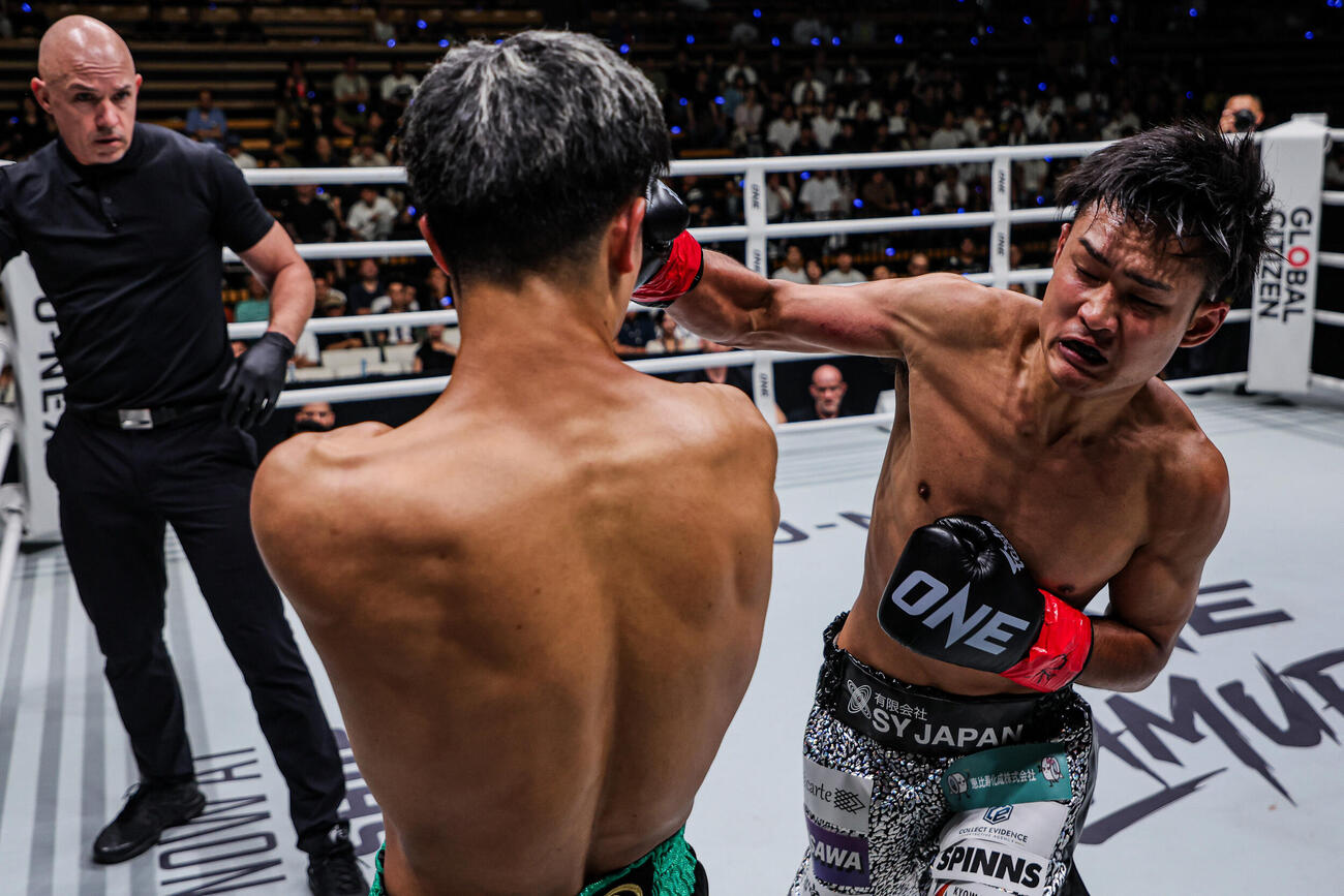 強烈なパンチを打ち込む笠原弘希（C）ONE Championship