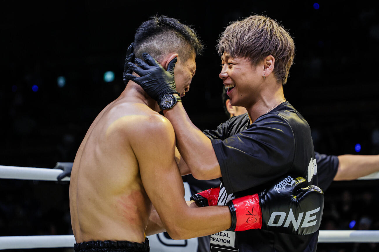 セコンドの武尊氏と抱き合う野杁正明（左）（C）ONE Championship