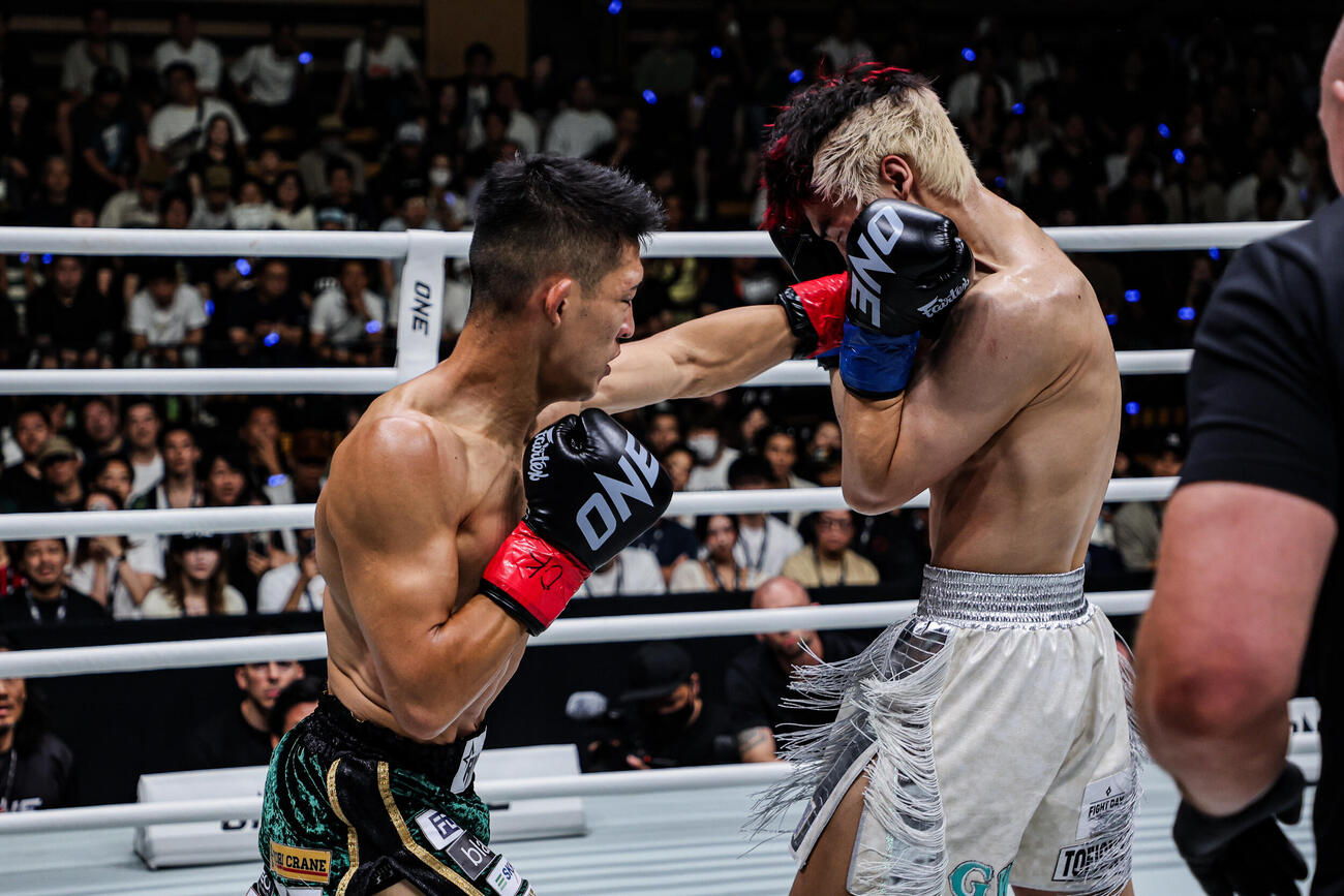 強烈な左パンチを見舞う野杁正明（左）（C）ONE Championship