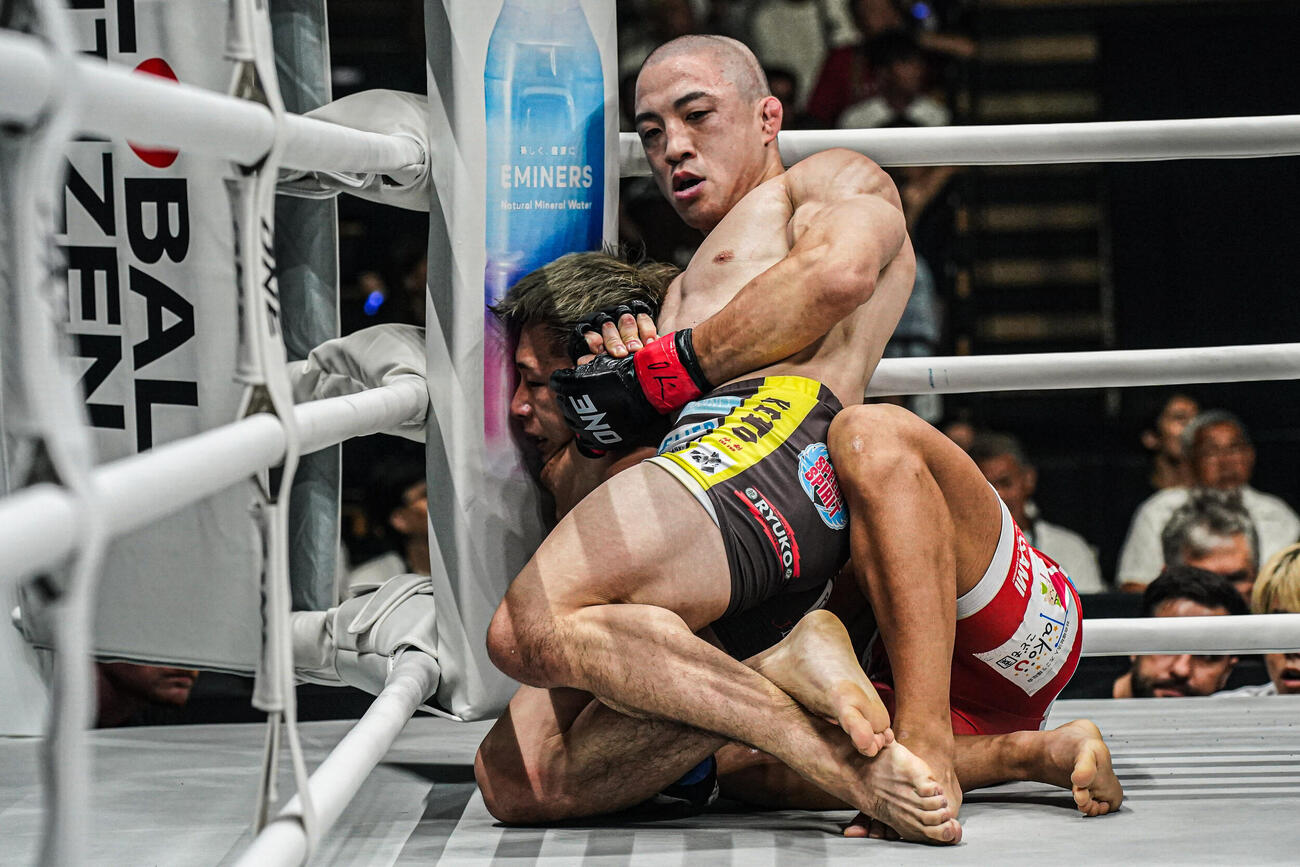 ガッチリと田上こゆるをとらえる山北渓人（上）（C）ONE Championship