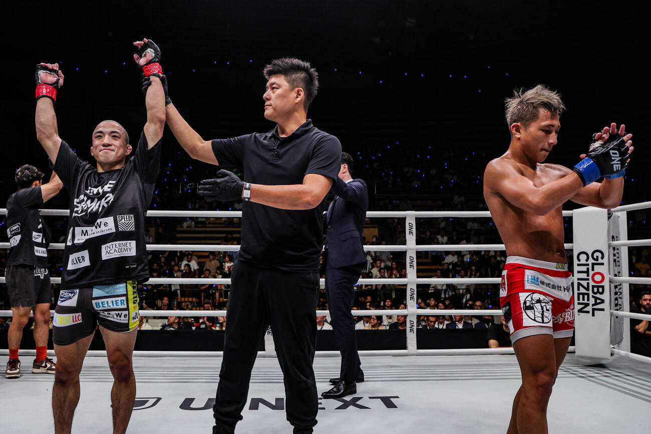 勝ち名乗りを受ける山北渓人（左）（C）ONE Championship