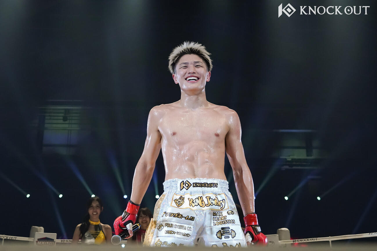 地元のファンの前で普段はほぼ見せないような笑顔を見せる久井大夢（C）KNOCK OUT