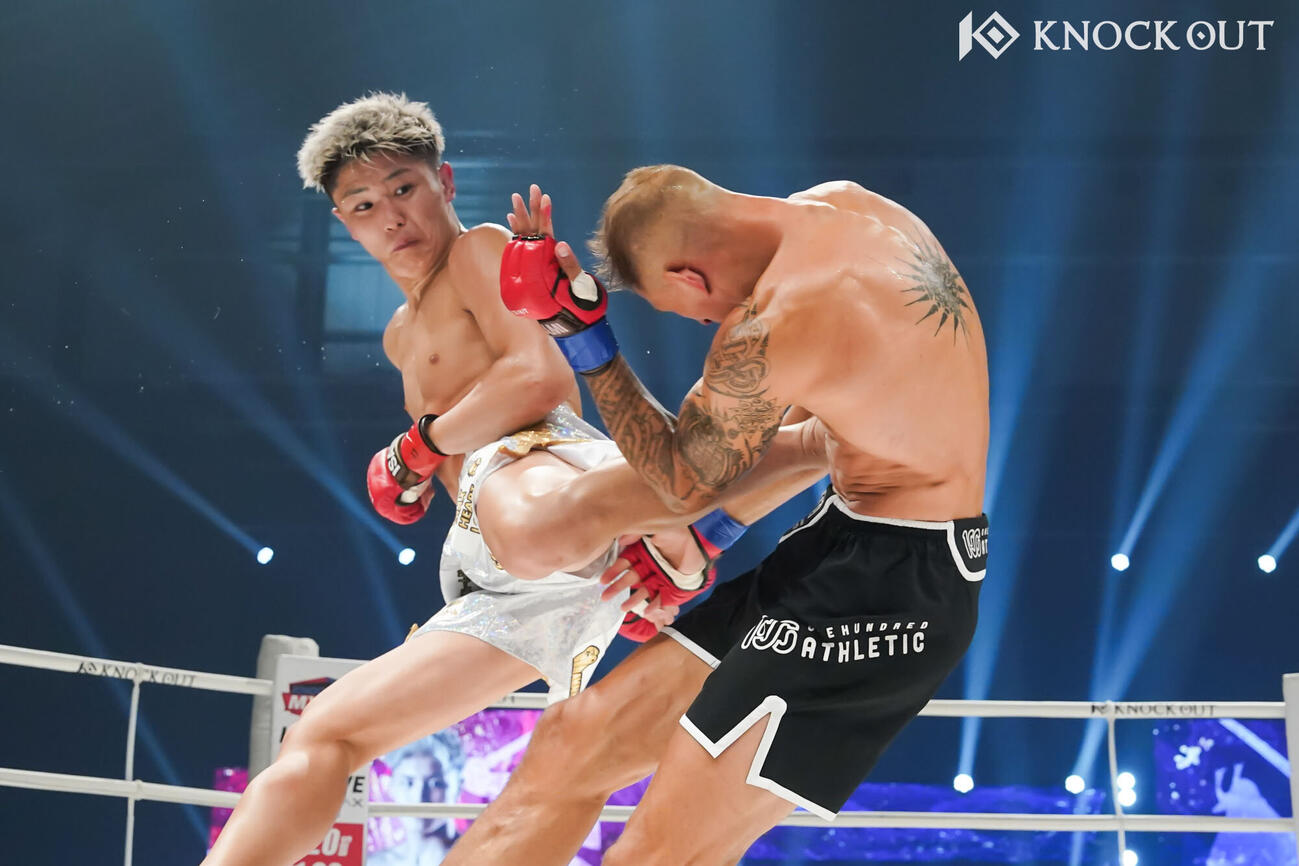 強烈なバックスピンキックでダウンを奪った久井大夢（左）（C）KNOCK OUT