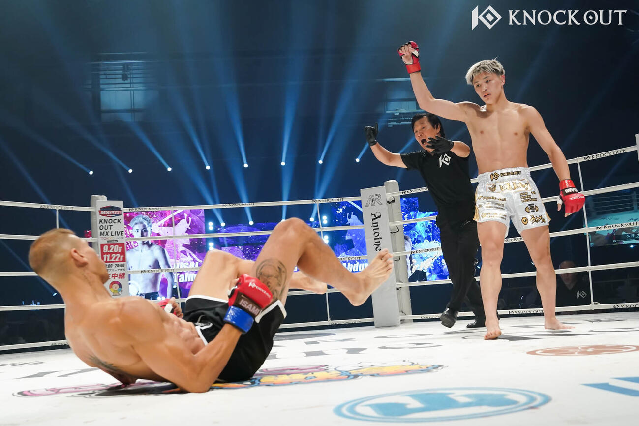ダウンを奪った久井大夢（C）KNOCK OUT