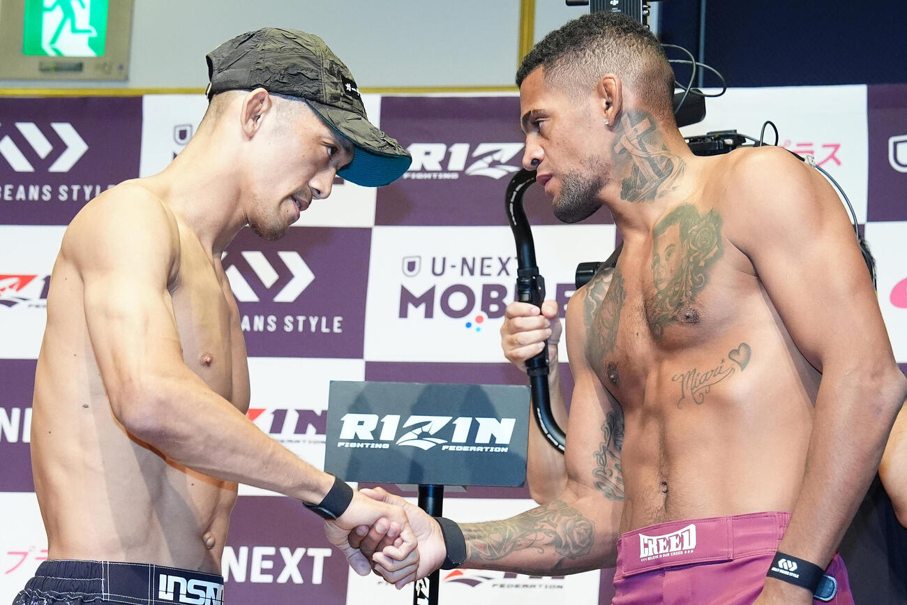 「RIZIN．54」の公開計量後、握手を交わす佐藤将光（左）とパッチー・ミックス（撮影・江口和貴）