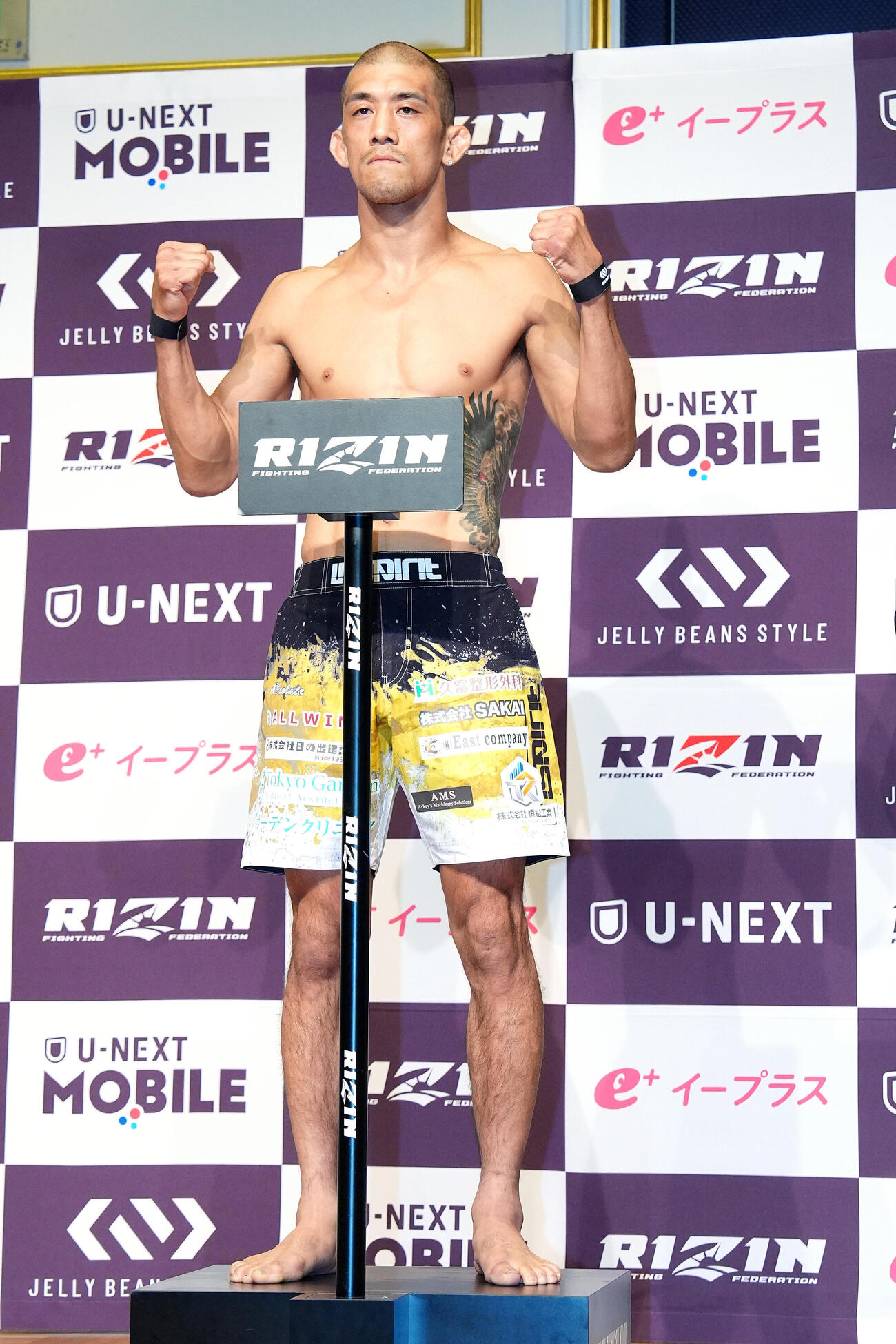 「RIZIN．54」の計量をクリアする佐藤将光（撮影・江口和貴）