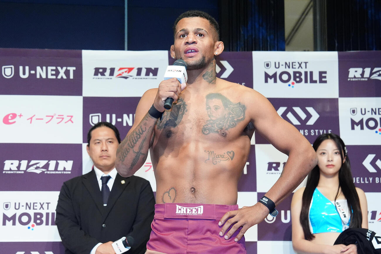 「RIZIN．54」の計量でオーバーとなり、謝罪するパッチー・ミックス（撮影・江口和貴）
