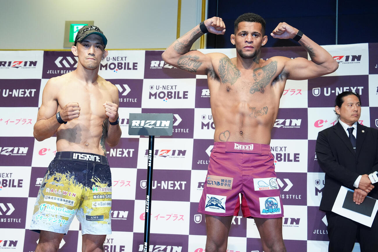 「RIZIN．54」の公開計量後、写真に納まる佐藤将光（左）とパッチー・ミックス（撮影・江口和貴）