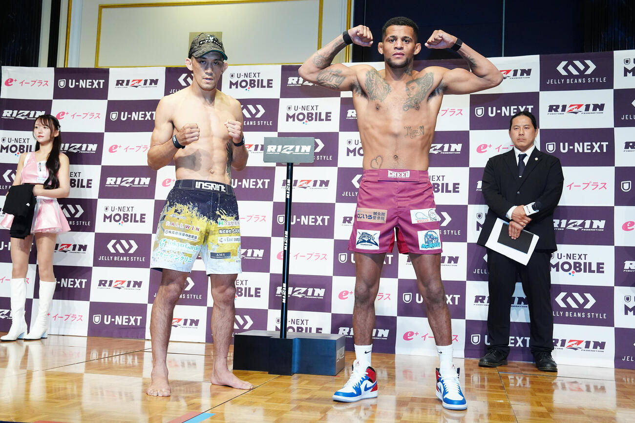 「RIZIN．54」の公開計量後、写真に納まる佐藤将光（左）とパッチー・ミックス（撮影・江口和貴）