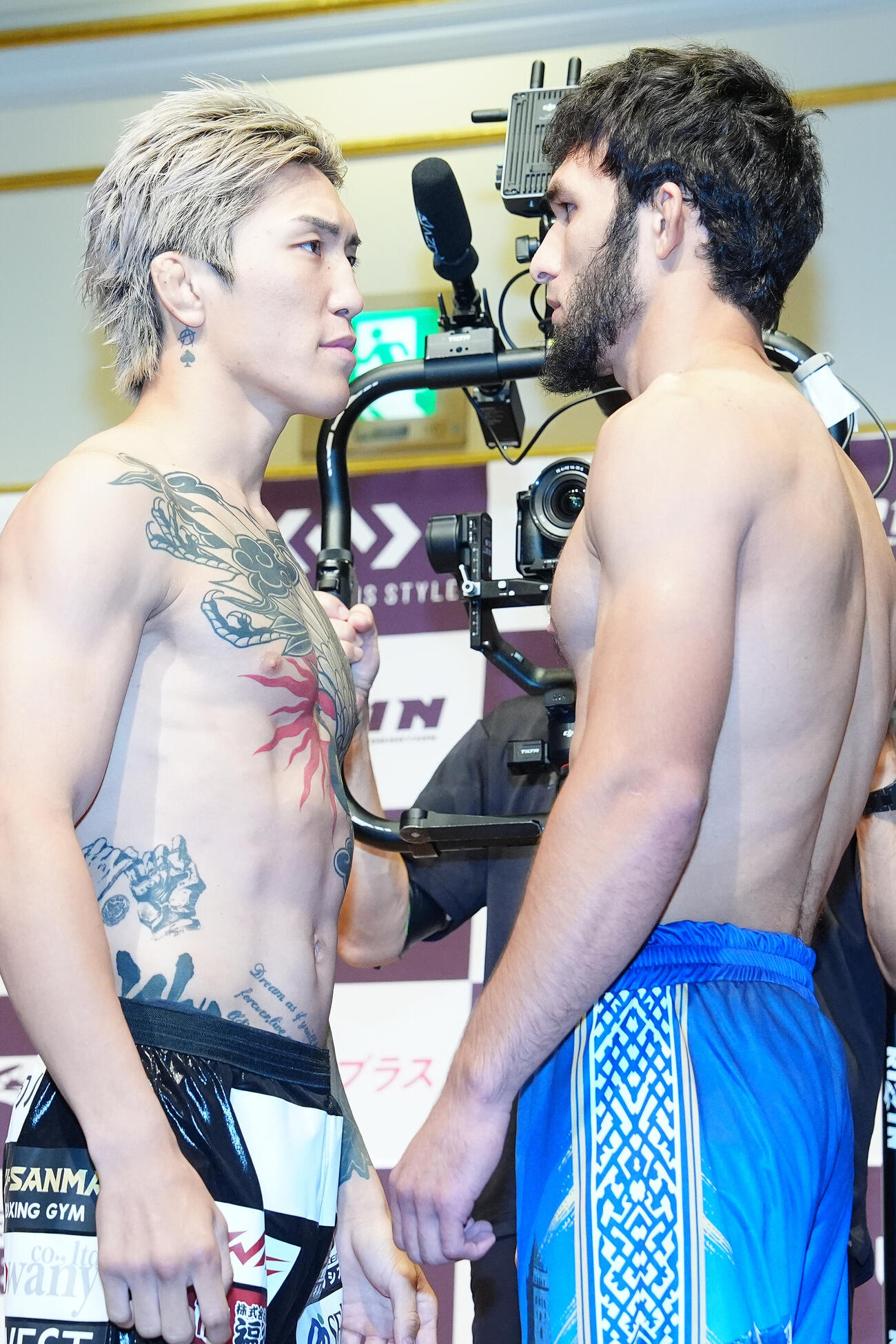 「RIZIN．54」の公開計量後、フェイスオフを行う伊藤裕樹（左）とアリベク・ガジャマトフ（撮影・江口和貴）