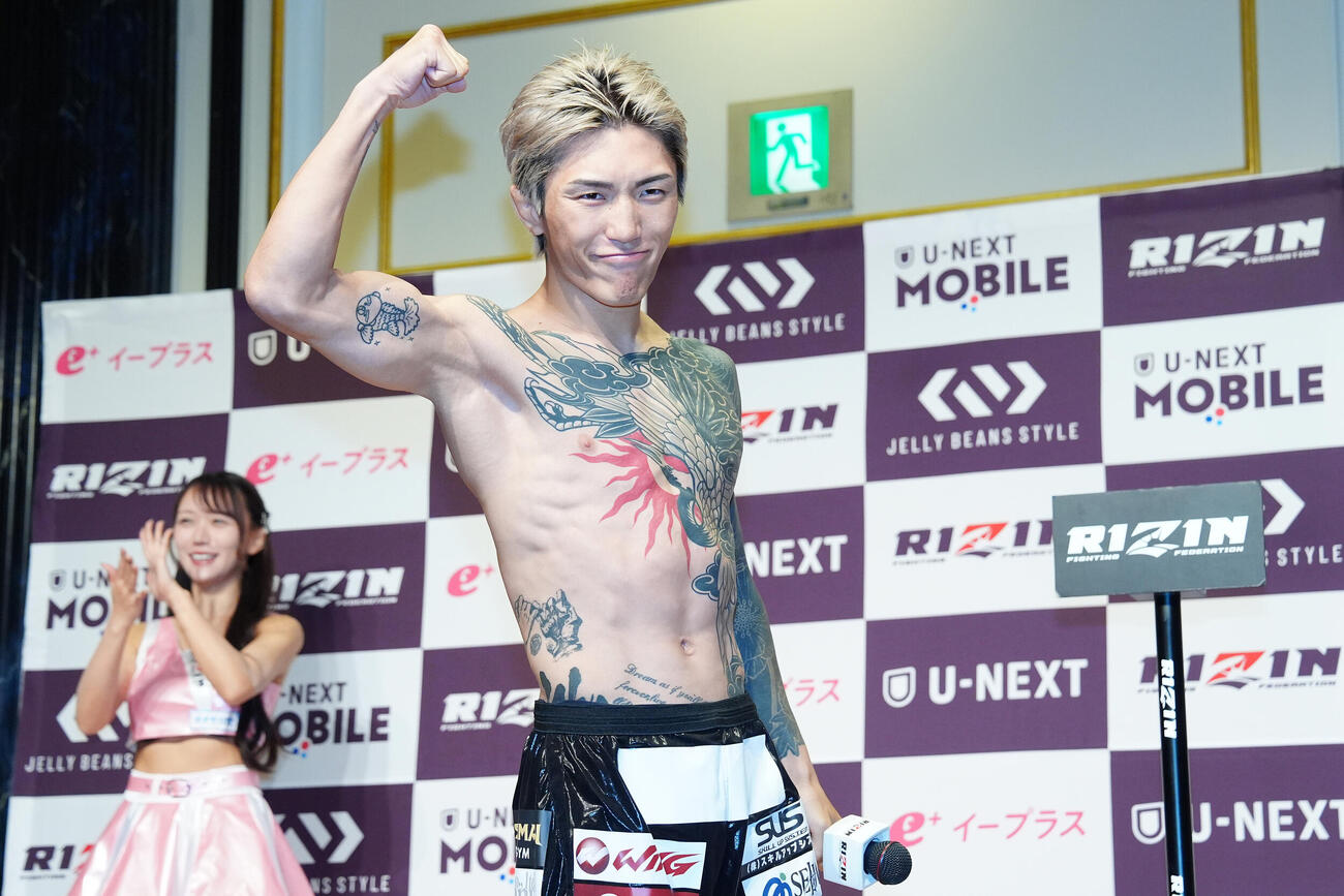 「RIZIN．54」の計量をクリアし、ガッツポーズを見せる伊藤裕樹（撮影・江口和貴）