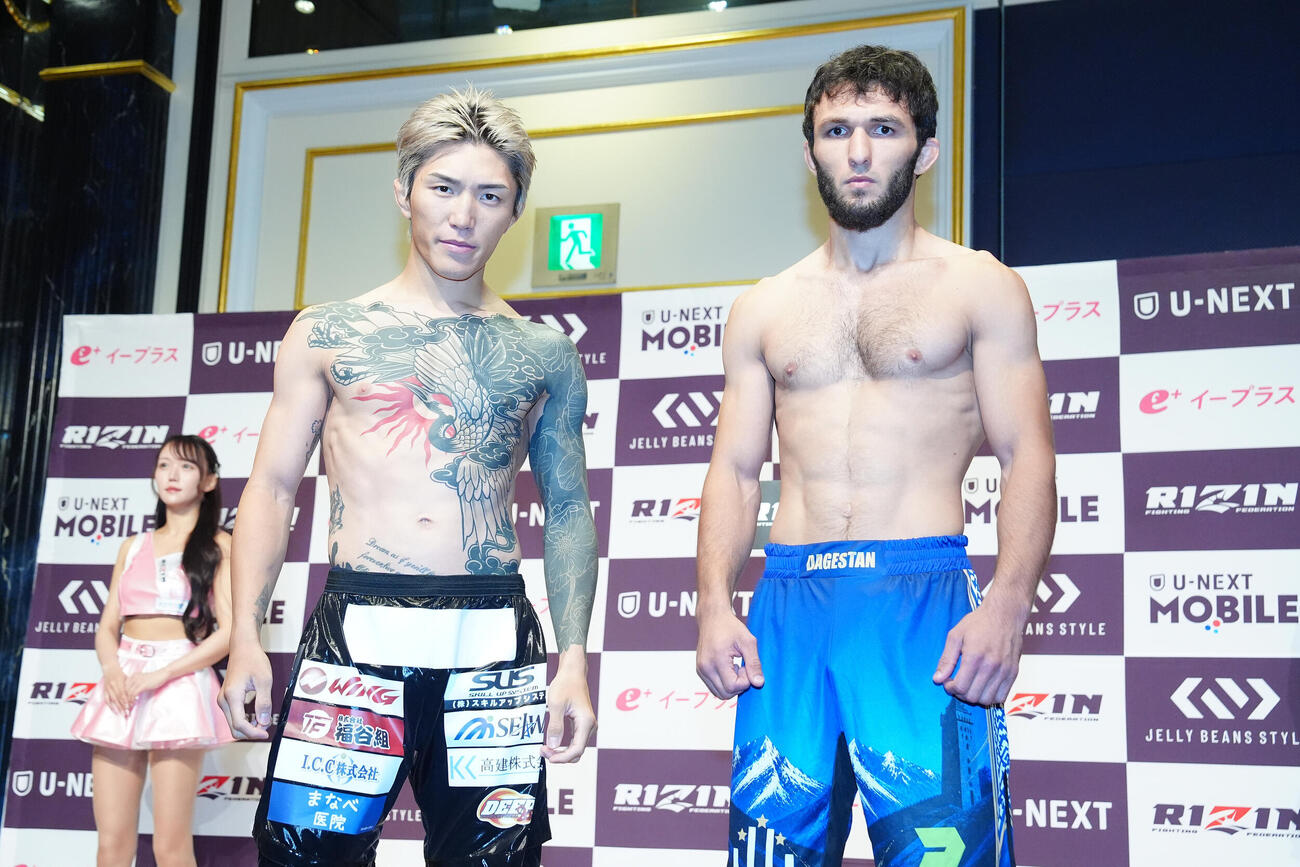 「RIZIN．54」の公開計量後、写真に納まる伊藤裕樹（左）とアリベク・ガジャマトフ（撮影・江口和貴）