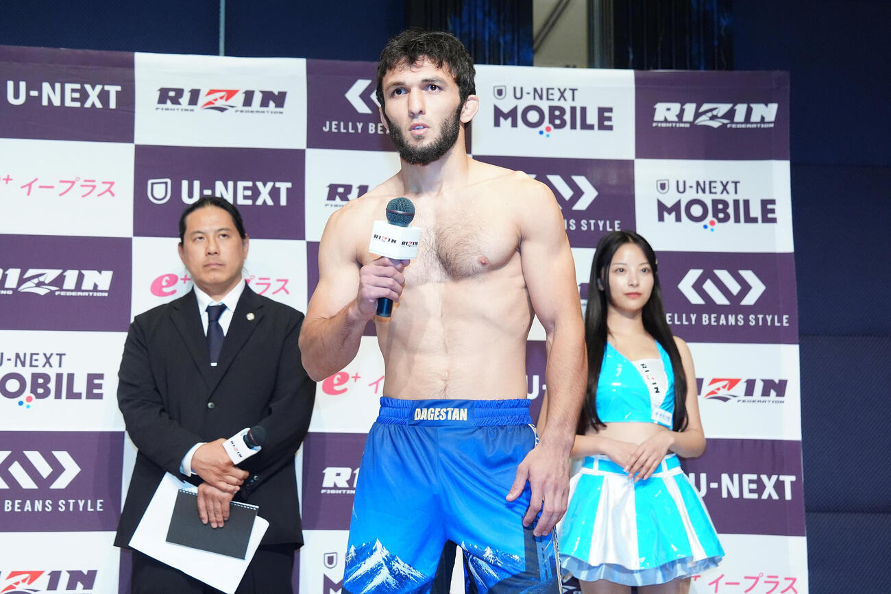 「RIZIN．54」の計量でオーバーとなったアリベク・ガジャマトフ（撮影・江口和貴）