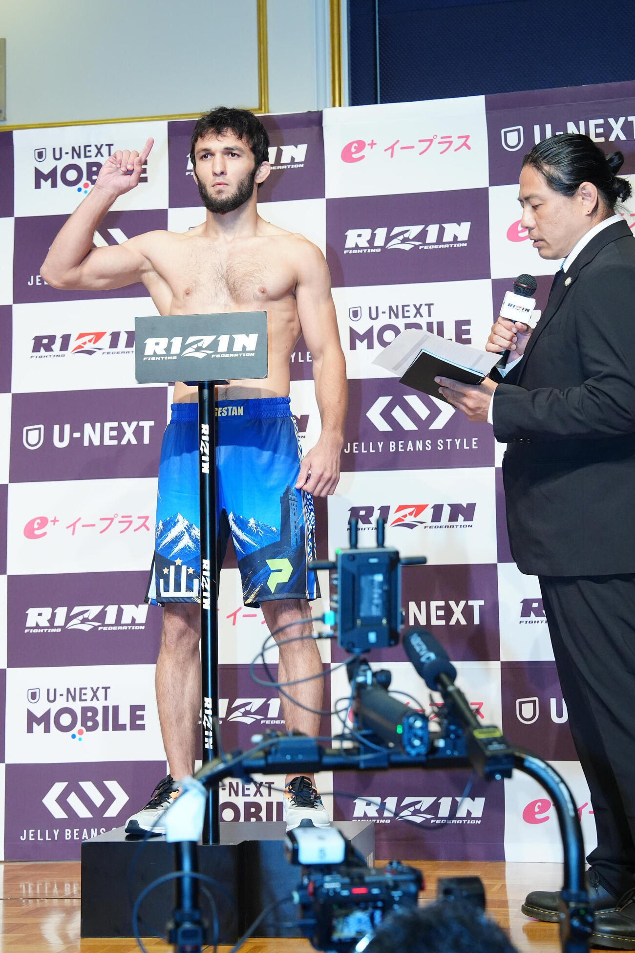 「RIZIN．54」の計量でオーバーとなるアリベク・ガジャマトフ（撮影・江口和貴）