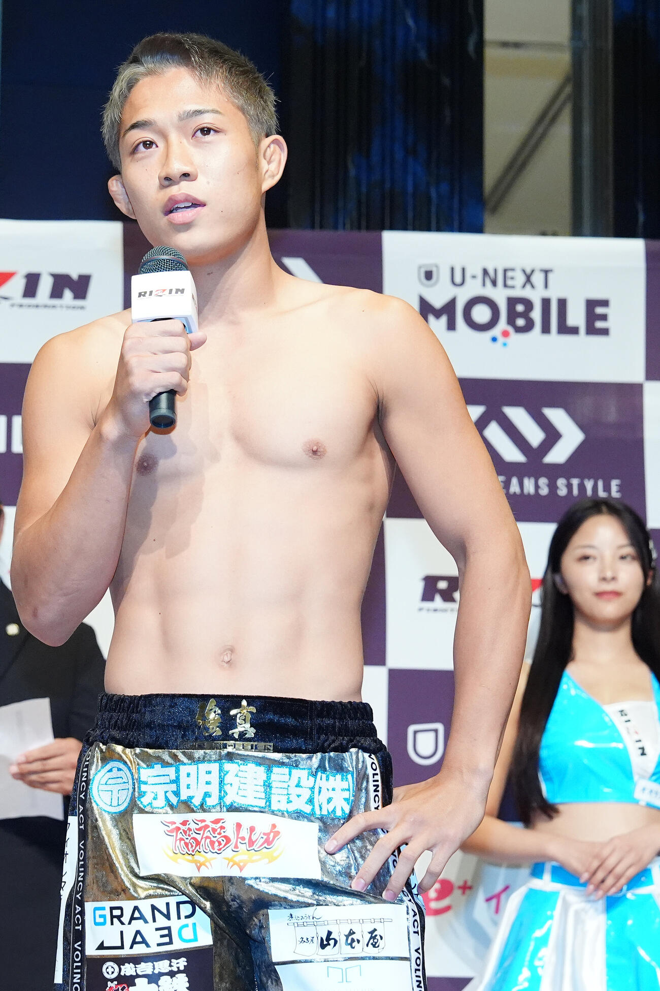 「RIZIN．54」の計量をクリアし、あいさつする秋元強真（撮影・江口和貴）