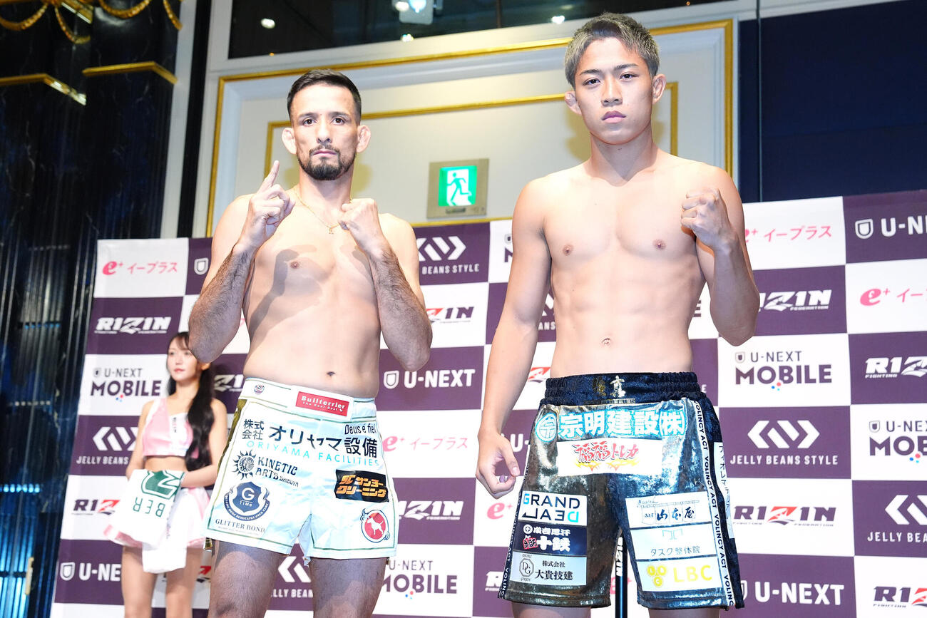 「RIZIN．54」の公開計量を終え、写真に納まるクレベル・コイケ（左）と秋元強真（撮影・江口和貴）
