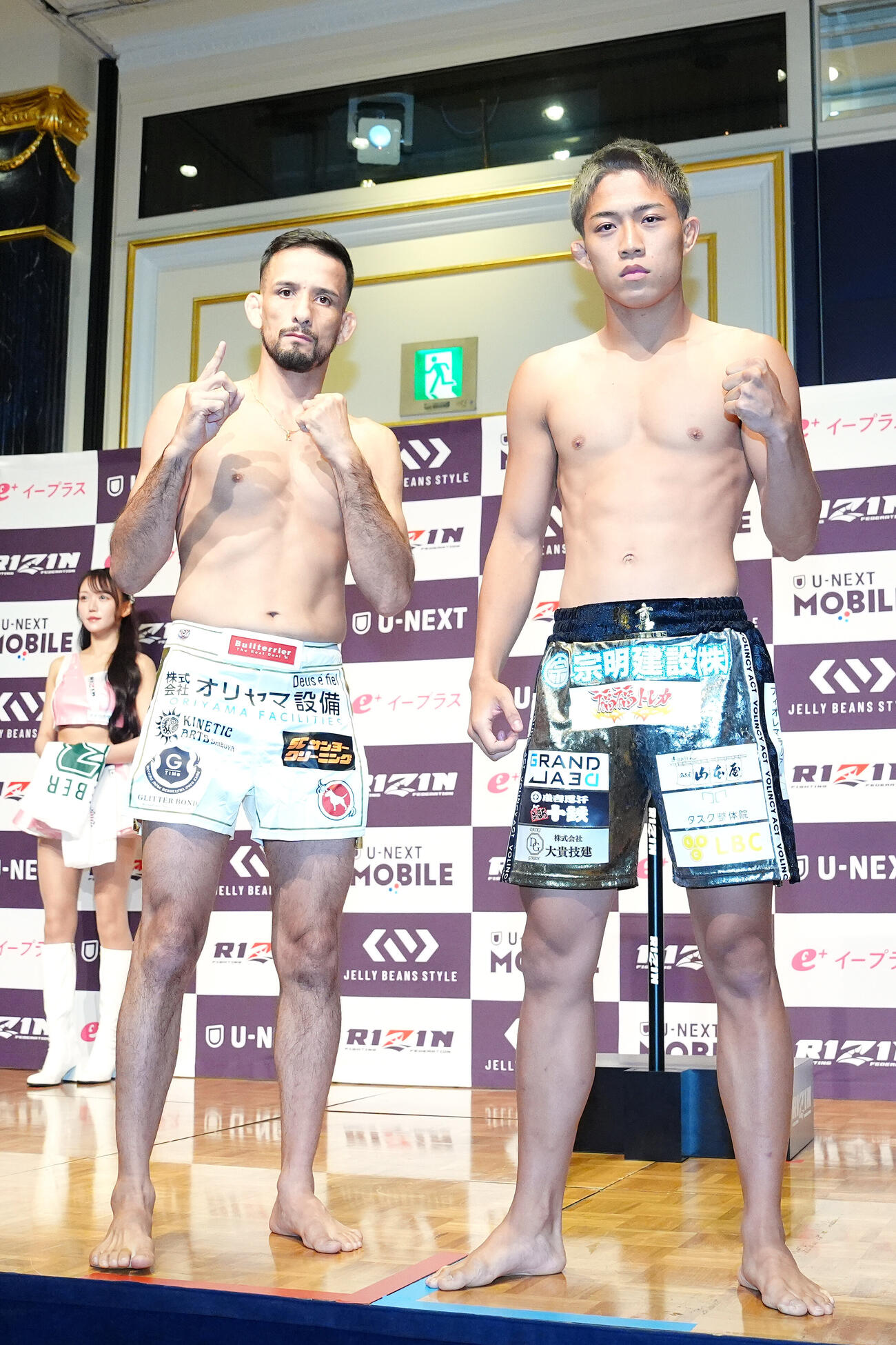 「RIZIN．54」の公開計量を終え、写真に納まるクレベル・コイケ（左）と秋元強真（撮影・江口和貴）