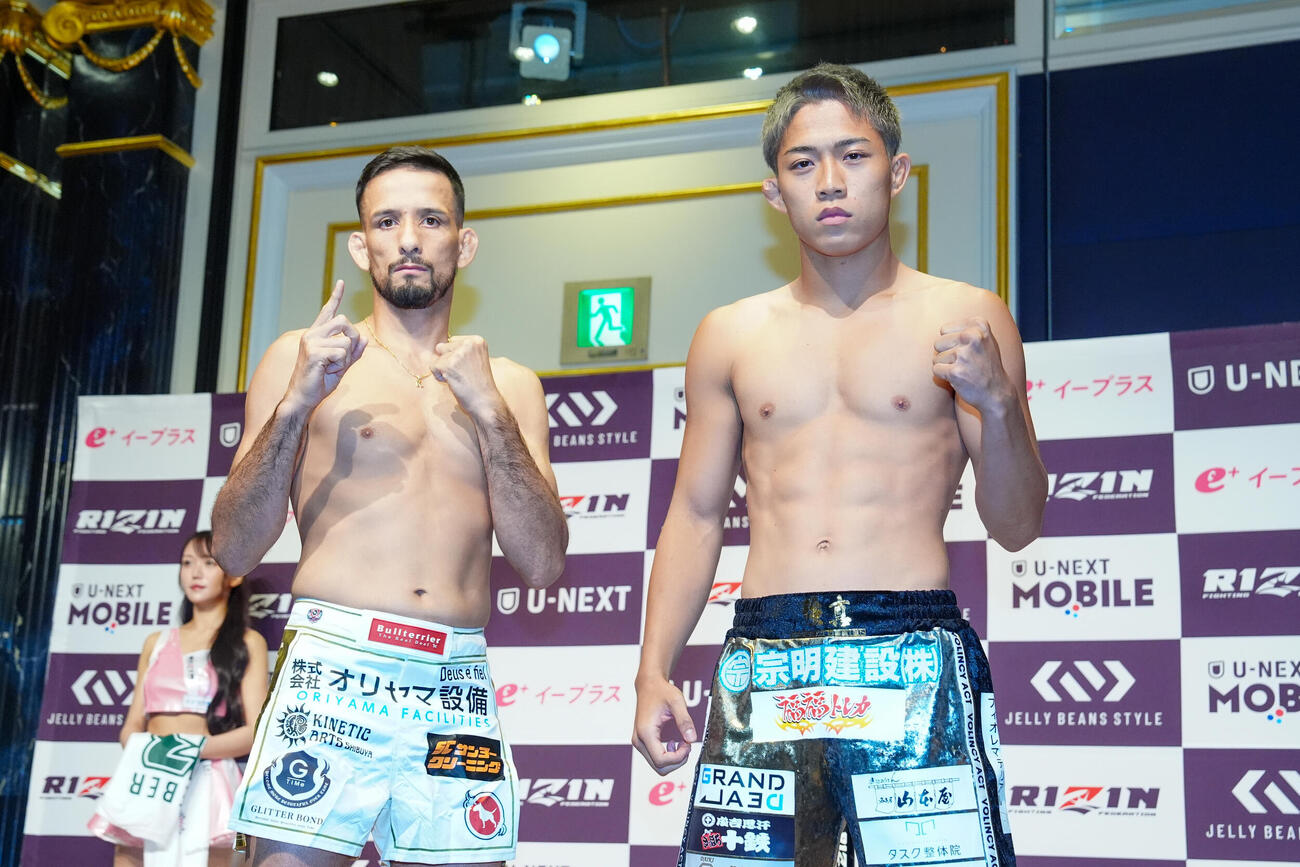「RIZIN．54」の公開計量を終え、写真に納まるクレベル・コイケ（左）と秋元強真（撮影・江口和貴）