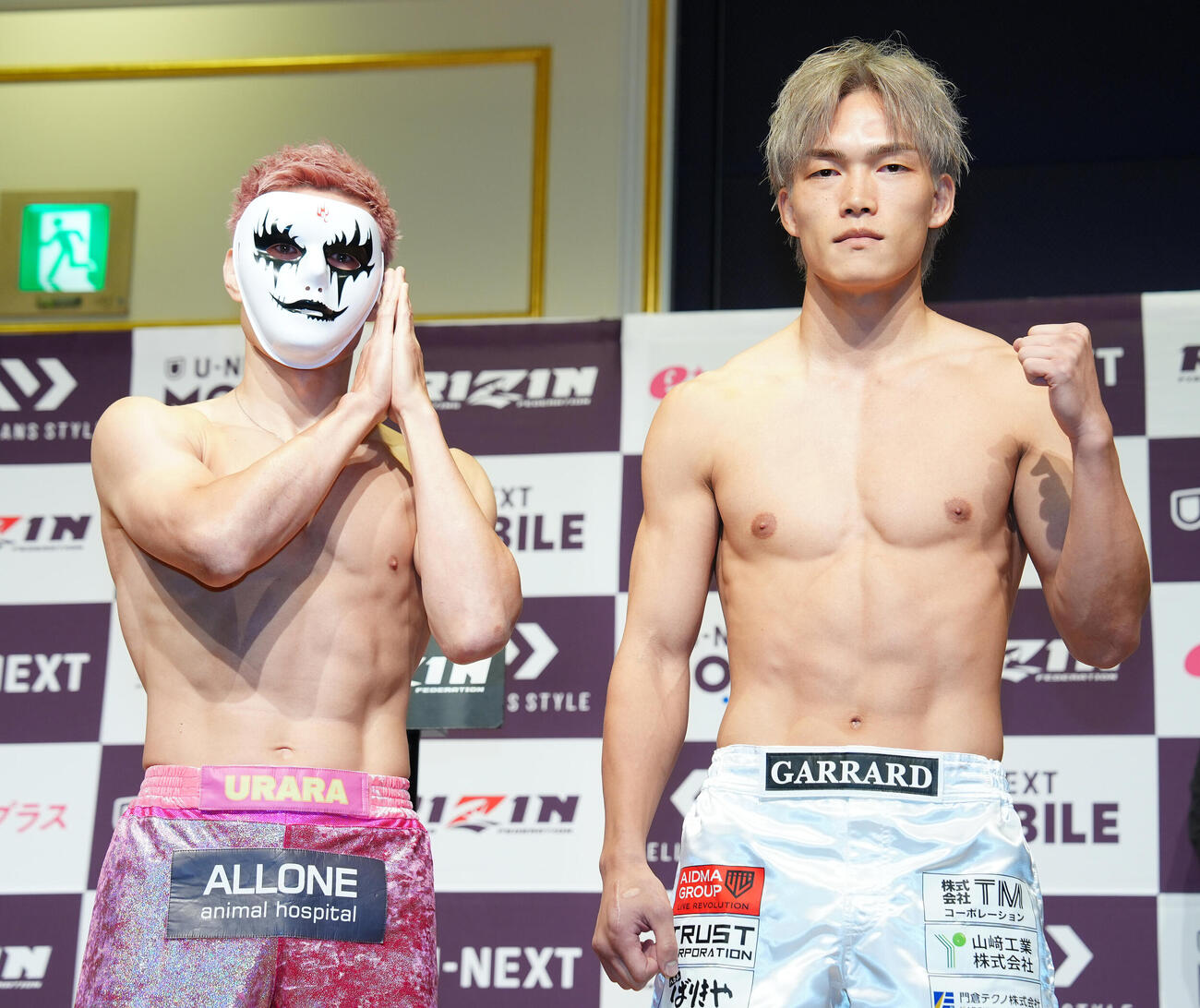 「RIZIN．54」の公開計量後、写真に納まる直樹（左）と細川一颯（撮影・江口和貴）