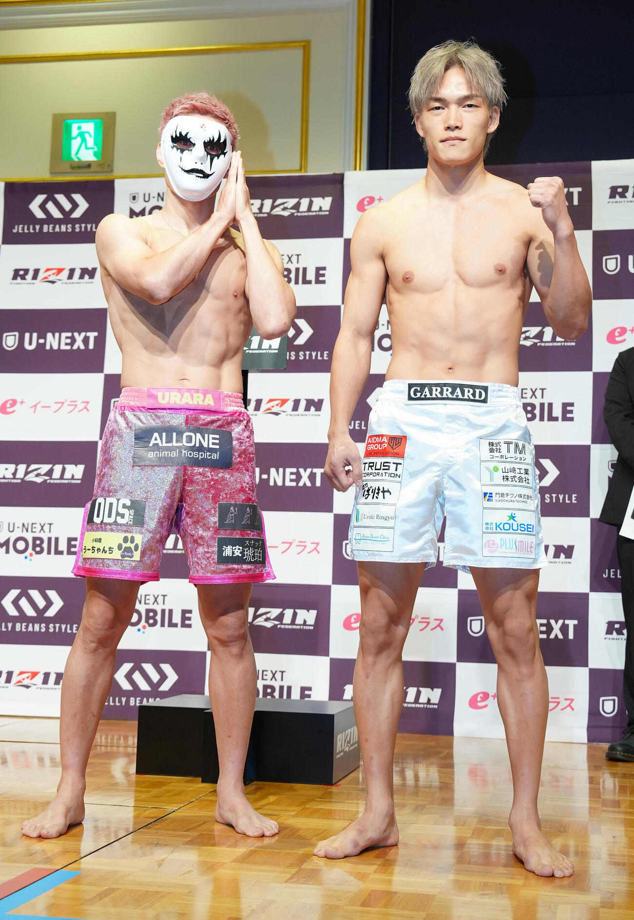「RIZIN．54」の公開計量後、写真に納まる直樹（左）と細川一颯（撮影・江口和貴）