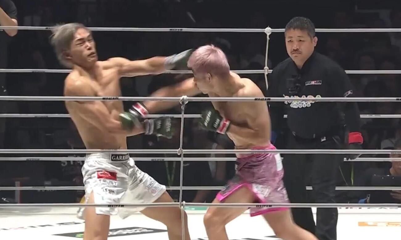細川一颯（左）に強烈な右ストレートをたたき込む直樹（ABEMA格闘公式Xから）