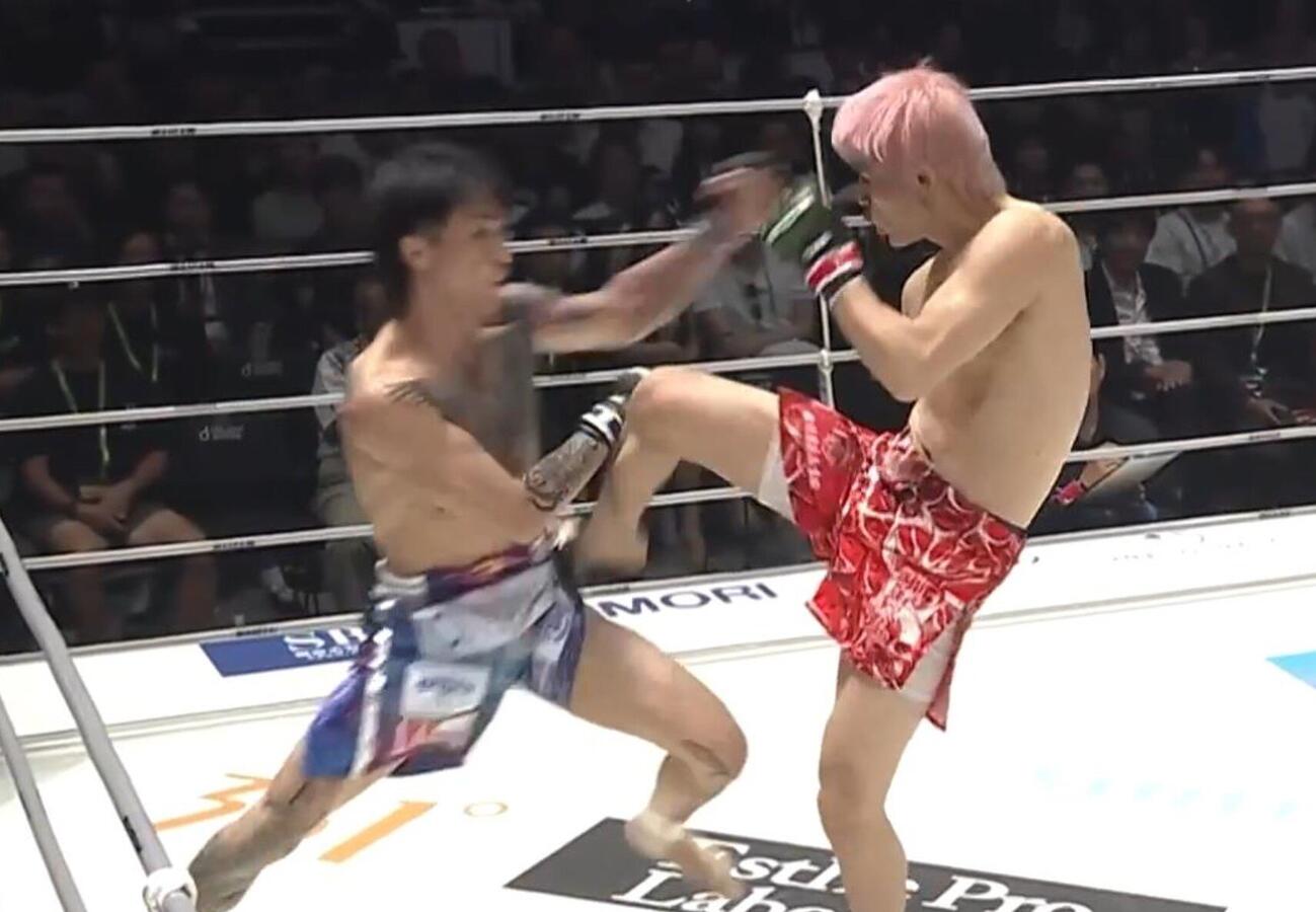 ジョリーにキックをたたき込む平本丈（右）（ABEMA格闘公式Xから）