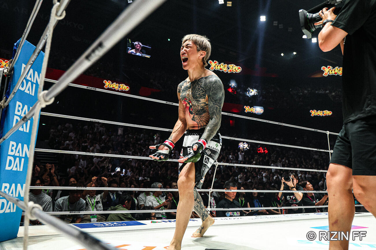 勝って雄たけびを上げる伊藤裕樹（C）RIZIN FF