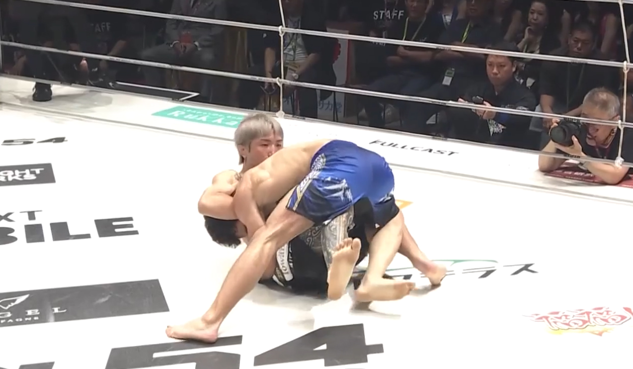ガジャマトフの首を狙う伊藤裕樹（ABEMA格闘公式Xから）