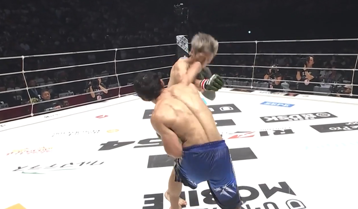 ガジャマトフのオーバーハンドにぐらつく伊藤裕樹（ABEMA格闘公式Xから）