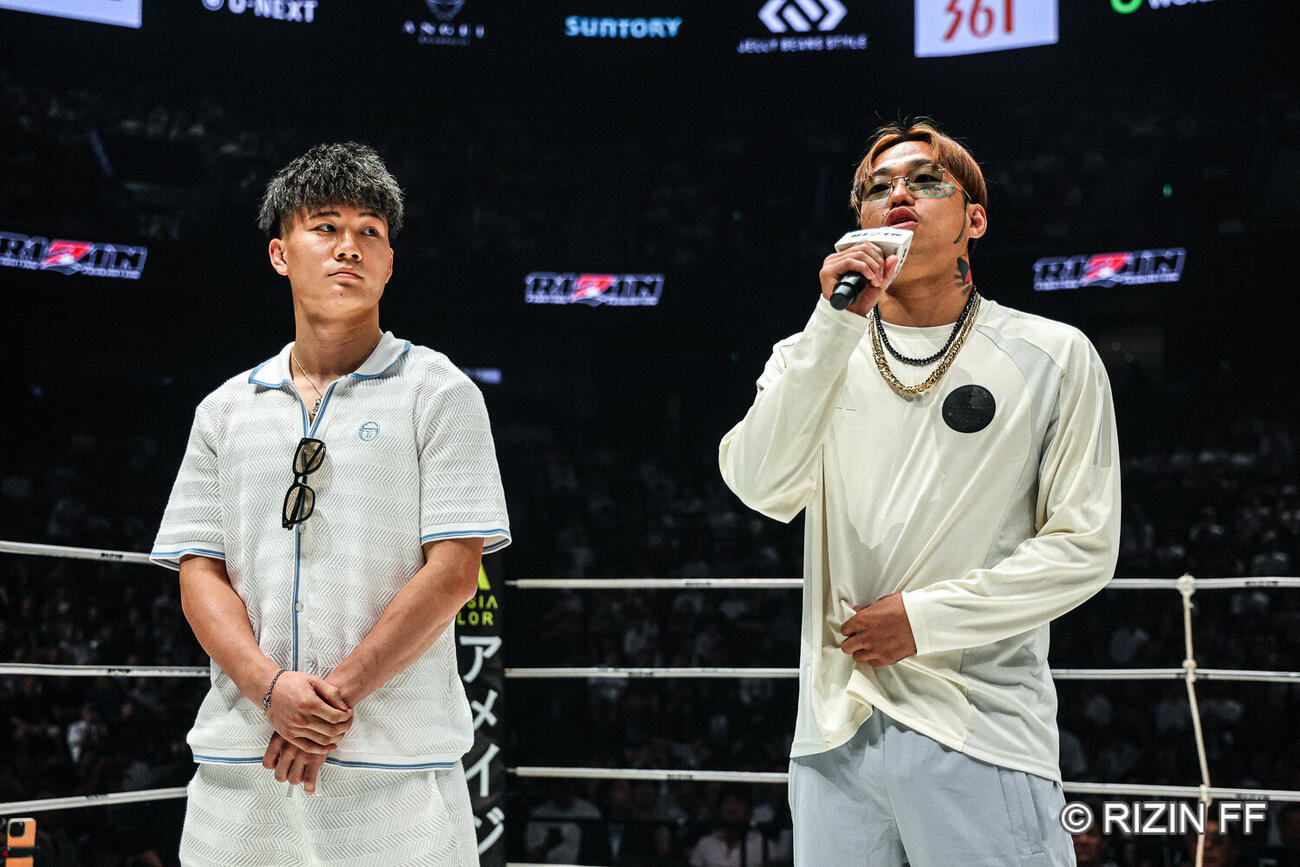 挑発し合った井上聖矢（左）と芦澤竜誠（C）RIZIN FF