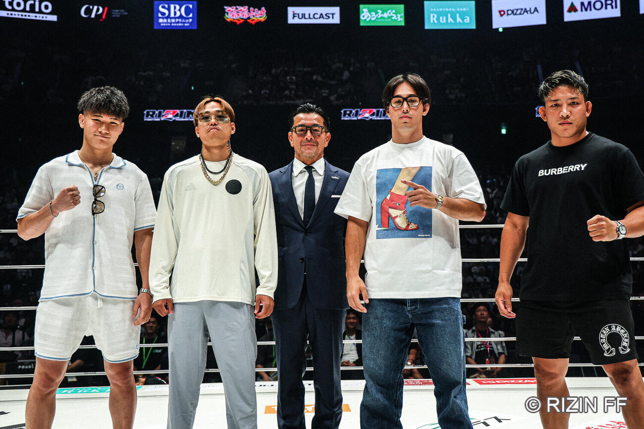 リングに上がった、左から井上聖矢、芦澤竜誠、榊原信行CEO、宇佐美正パトリック、堀江圭功（C）RIZIN FF