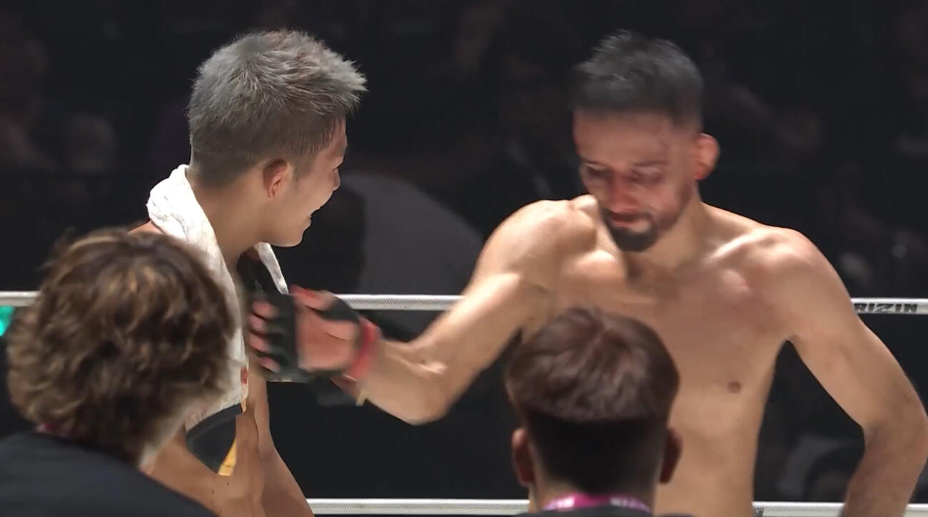 試合後、秋元強真を軽く小突き負けを認めたような表情のクレベル・コイケ（ABEMA格闘公式Xから）