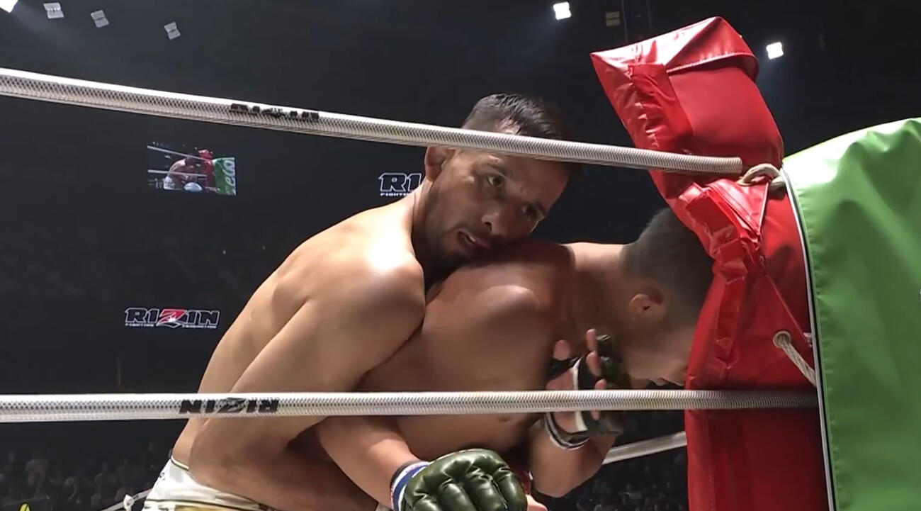 秋元強真をコーナーに追い詰めバックから攻めるクレベル・コイケ（ABEMA格闘公式Xから）