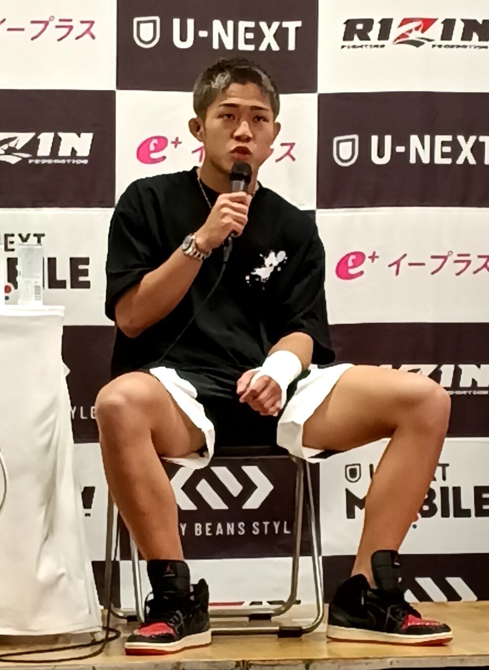 試合後の会見に左手に包帯を巻いて姿を見せた秋元強真