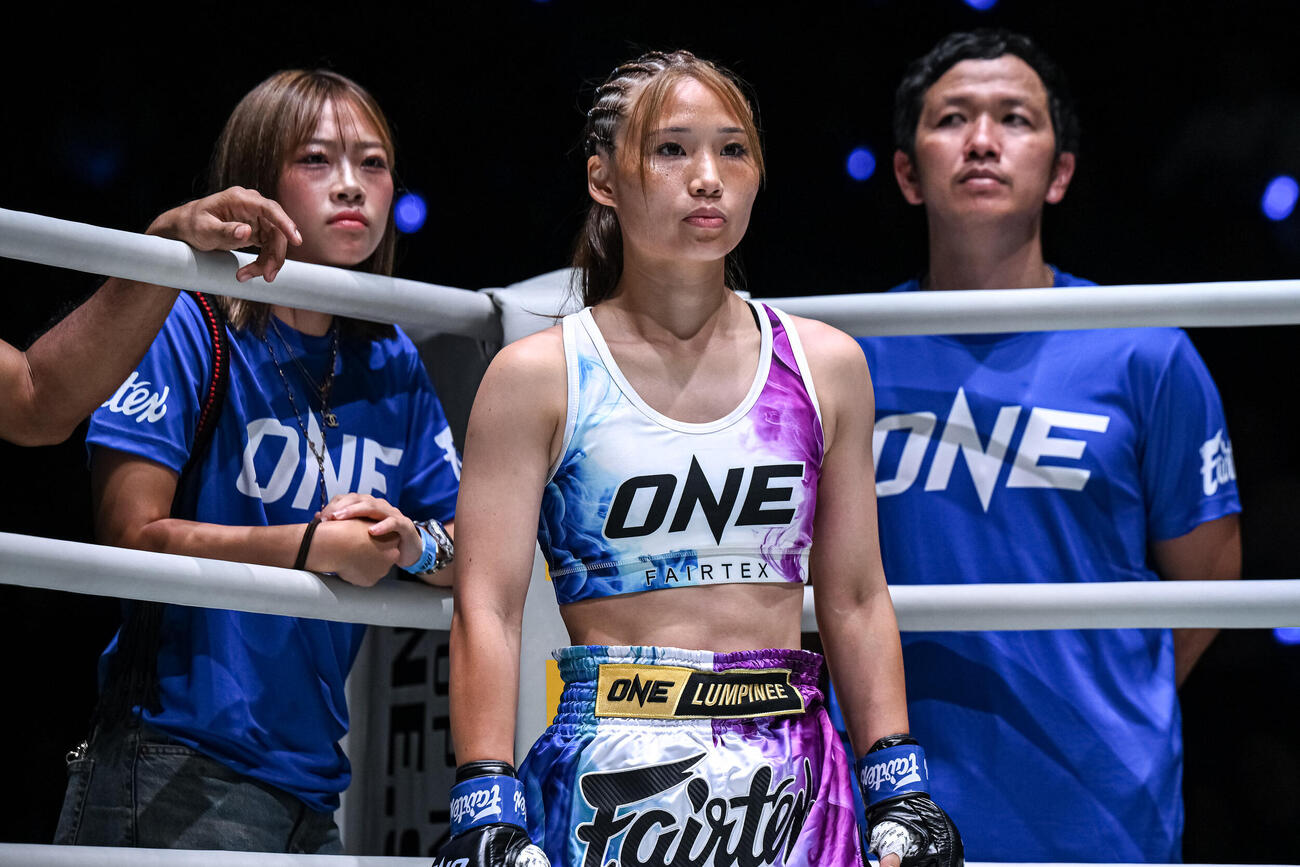 藤原乃愛（左）をセコンドにしたがえて戦った伊藤紗弥（C）ONE Championship