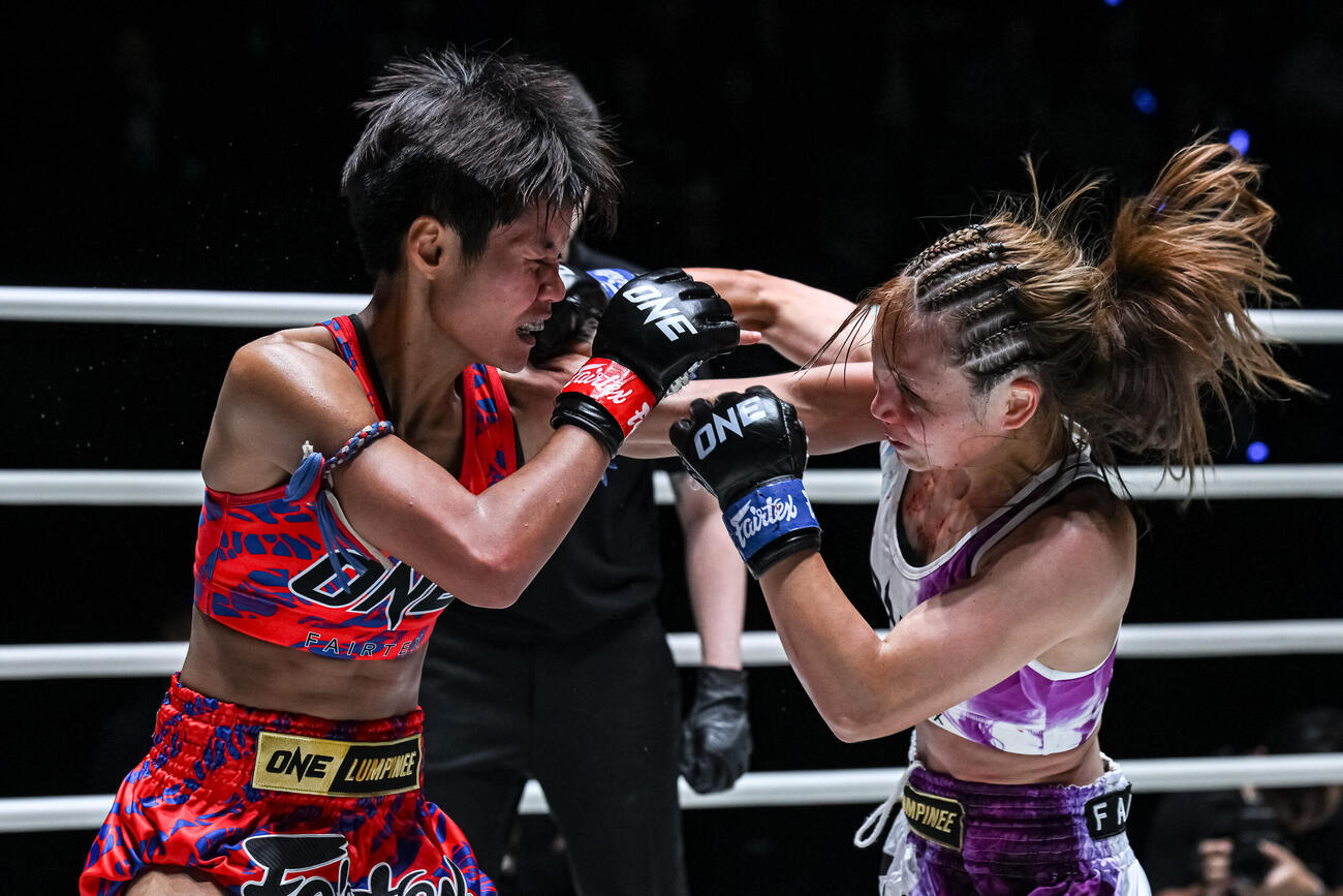 伊藤紗弥（右）がシャープなパンチをヒットさせる場面もあったが（C）ONE Championship