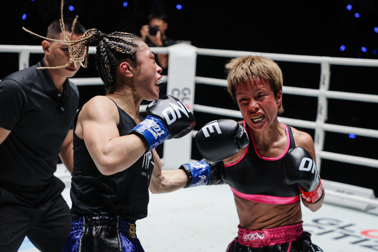 強烈なパンチを浴びせるKANA（右）（C）ONE Championship