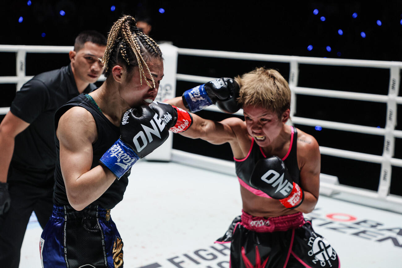 右ストレートを打ち抜くKANA（右）（C）ONE Championship
