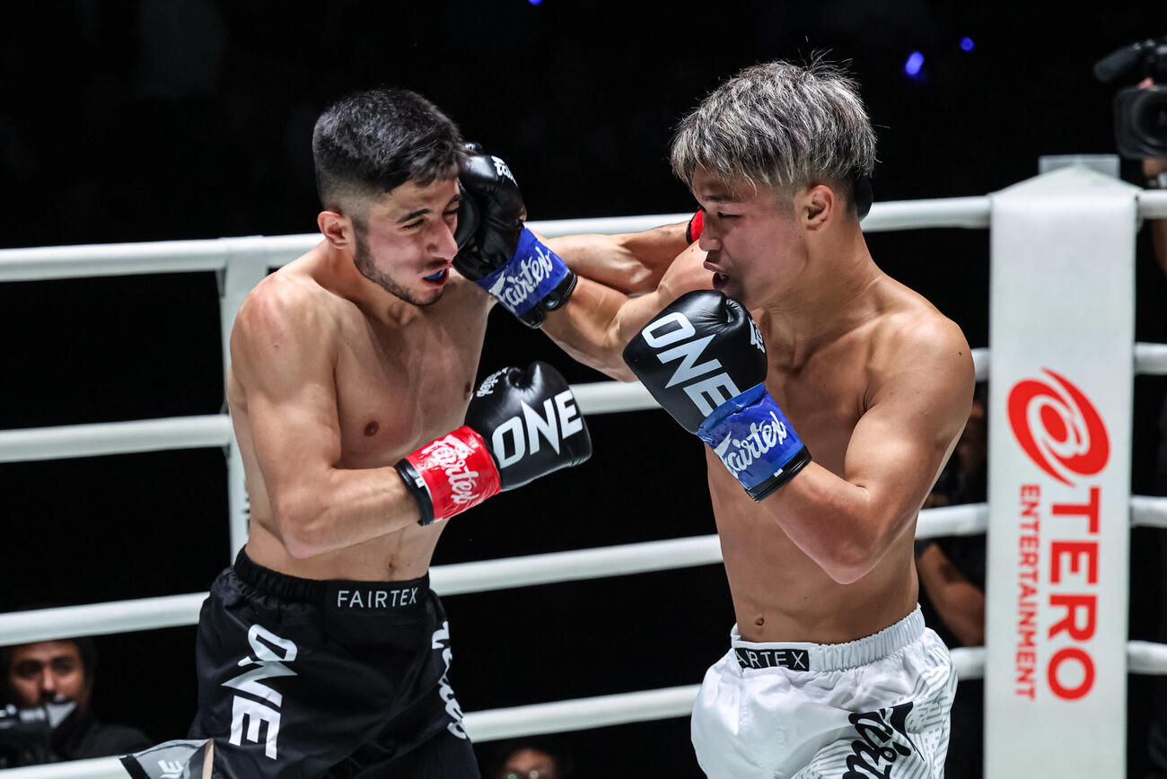 強烈な右フックを当てる羅司（右）（C）ONE Championship