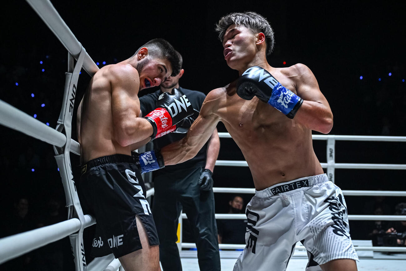 右ボディーフックをたたき込む羅司（右）（C）ONE Championship