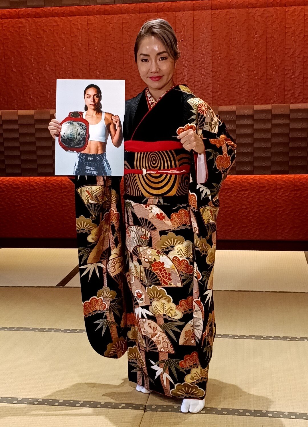 華やかな振り袖姿で登場したYAYAウィラサクレック