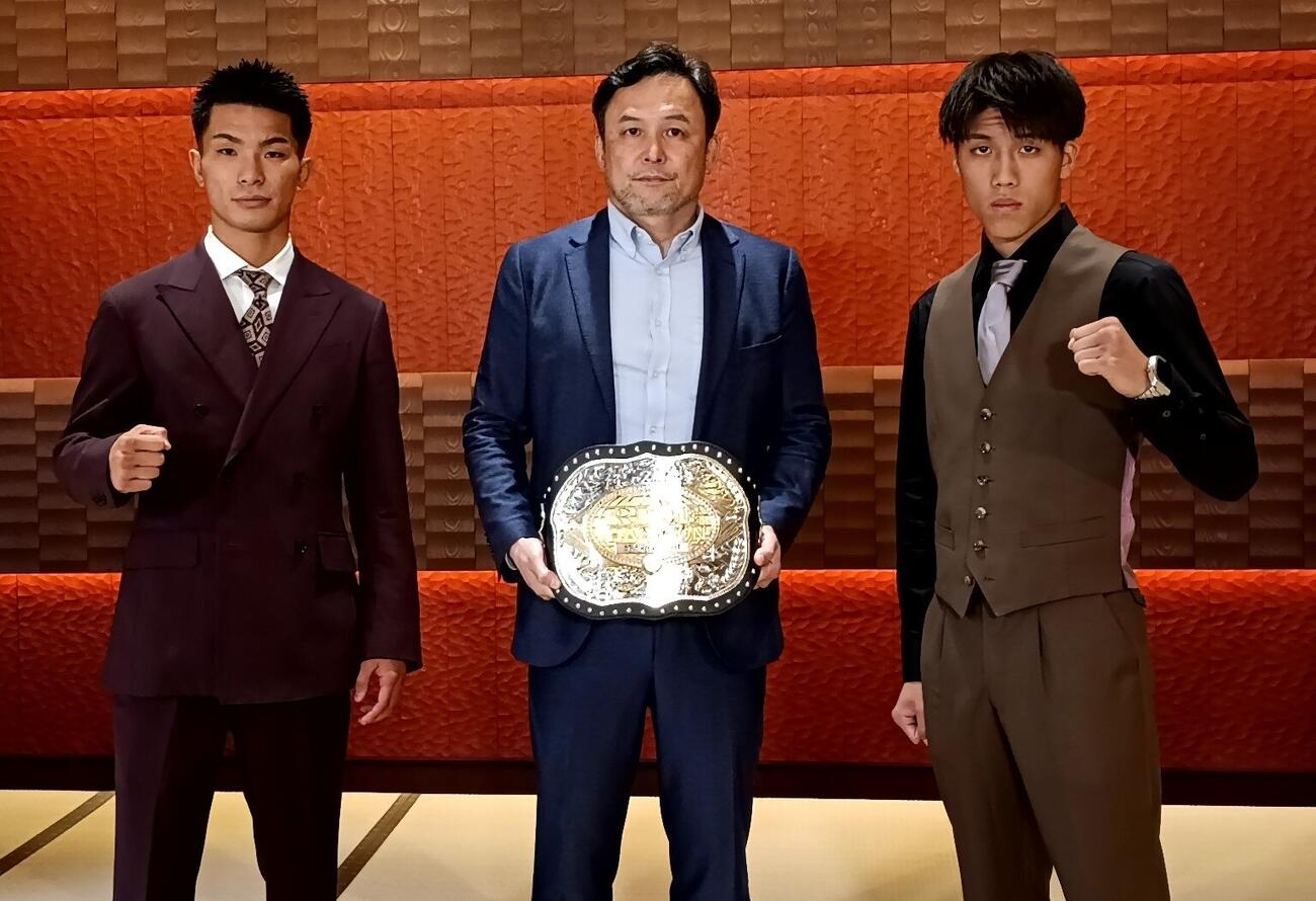 王座決定戦で対戦する大森隆之介（左）と中嶋愛樹斗。中央は伊藤隆代表