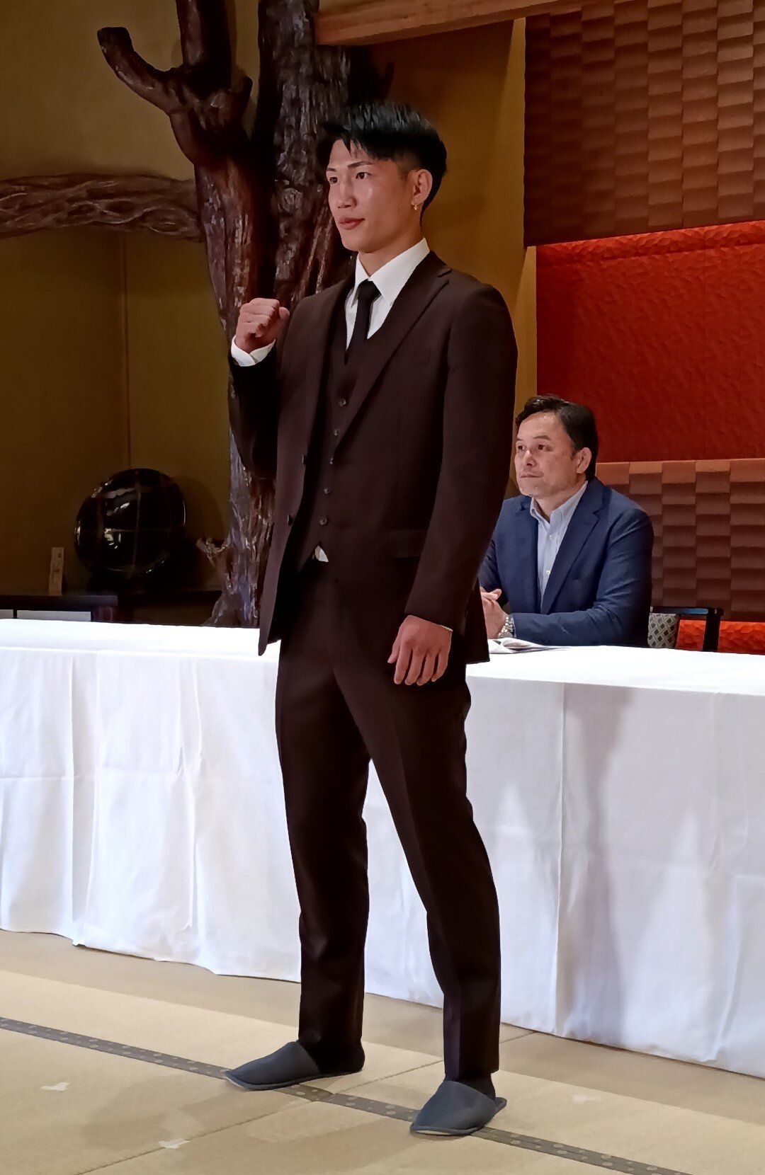 安本晴翔（後ろはRISE伊藤隆代表）