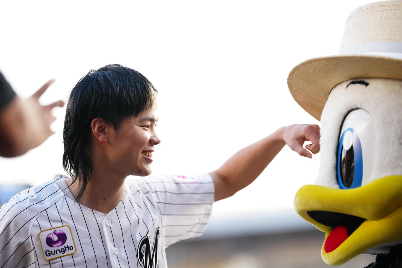 ロッテ対ソフトバンク　ズーちゃんにパンチを見舞う那須川天心（撮影・鈴木みどり）