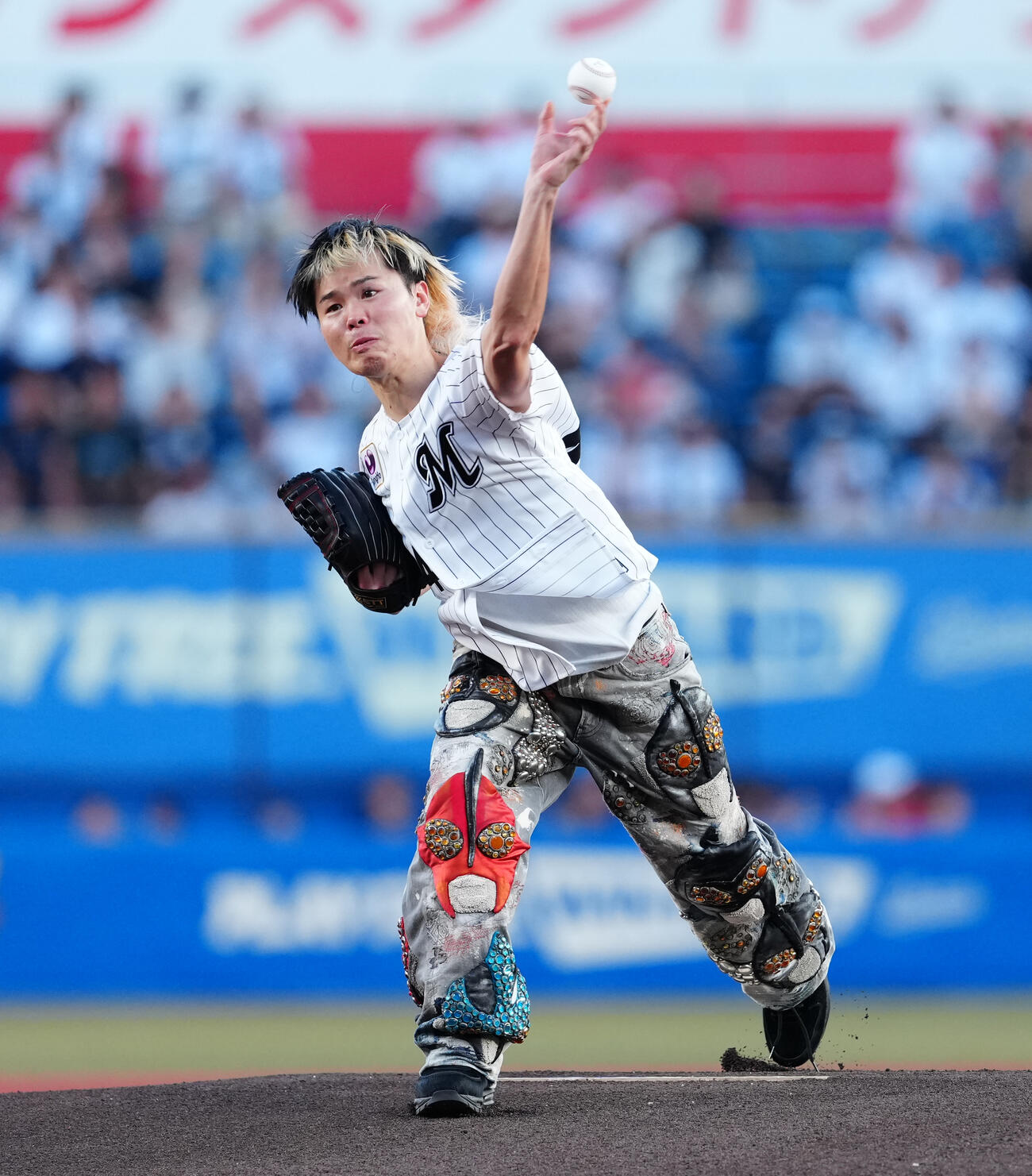 ロッテ対ソフトバンク　ファーストピッチで投球する那須川天心（撮影・鈴木みどり）