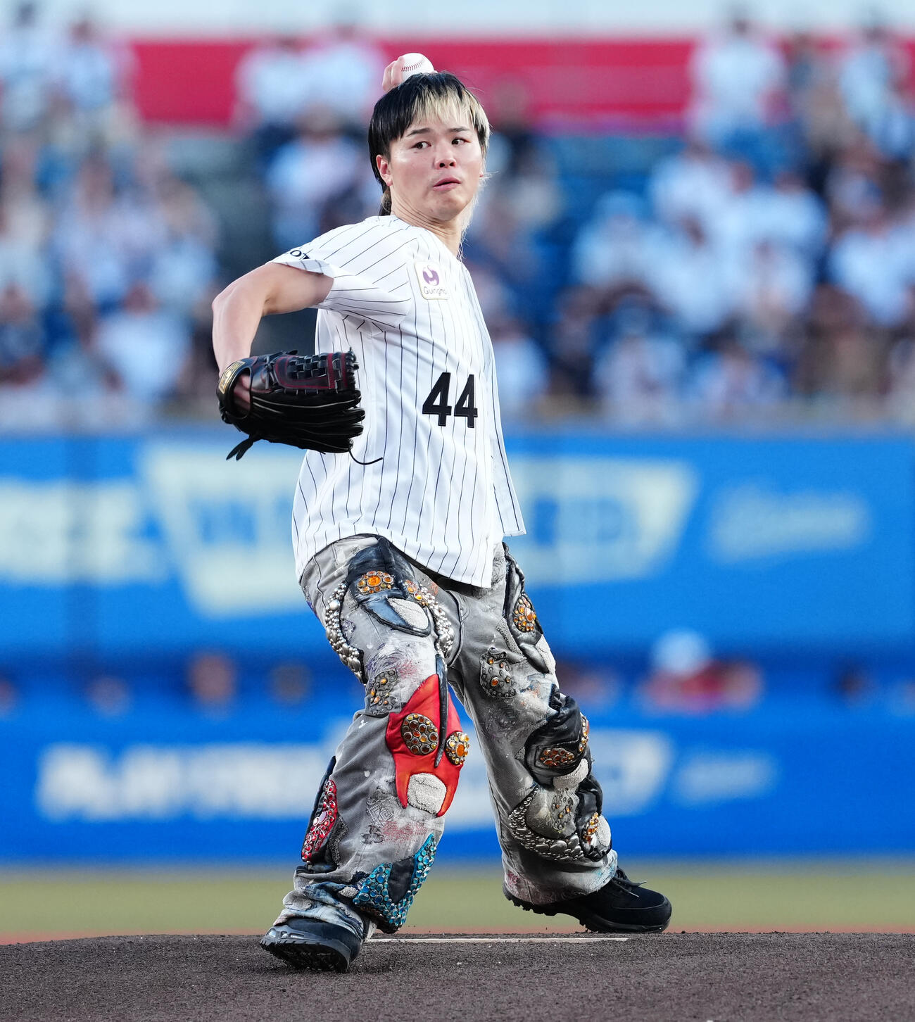 ロッテ対ソフトバンク　ファーストピッチで投球する那須川天心（撮影・鈴木みどり）
